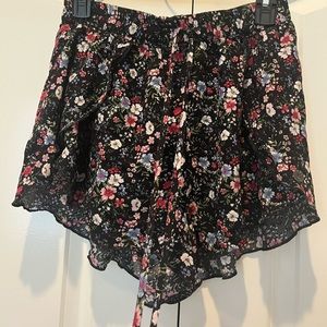 American Eagle Flowy Petal Shorts (in Floral)